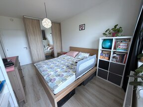 Prodej novostavby 2+kk, zasklená lodžie, 58m2, garážové stání, Praha-Letňany