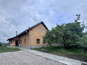 Pronájem prostorného bytu 2+1 v RD, 63m2, s vlastním parkováním a využitím společné zahrady.