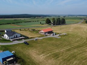 Lukrativní stavební pozemek s výhledem, 1 400m2, zasíťovaný, Vysoké Chvojno