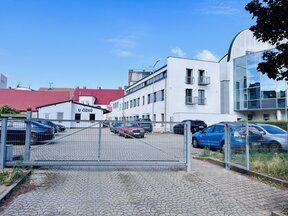 Reprezentativní obchodní prostor s vlastním parkováním na žádané adrese v centru Pardubic.