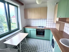 Prodej bytu 3+1 na žádané adrese - Pardubice, ulice Sezemická. Balkon, 2x sklep, zahrada.