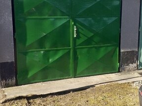 Pronájem udržované garáže s elektřinou v žádané lokalitě za Krematoriem.