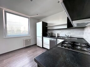 Pronájem světlého bytu 1+1, 44 m² – Chrudim, Na Šancích.