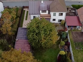 Dvougenerační rodinný dům s garáží a zahradou v klidné části Pardubic - Ohrazenice