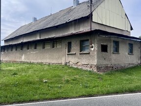 Prodej komerčního pozemku se stavbou v obci Chvalkovice.