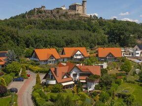 Exkluzivní rezidence pod Kunětickou horou, 718 m² užitné plochy, pozemek 1 306 m² , privátní wellness, Ráby