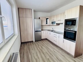 Pronájem prostorného bytu 3kk, 67 m2 s balkónem a parkováním v klidné části Hrochova Týnce