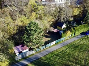 Rekreační pozemek s pěknou chatkou u řeky Chrudimky – Chrudim.